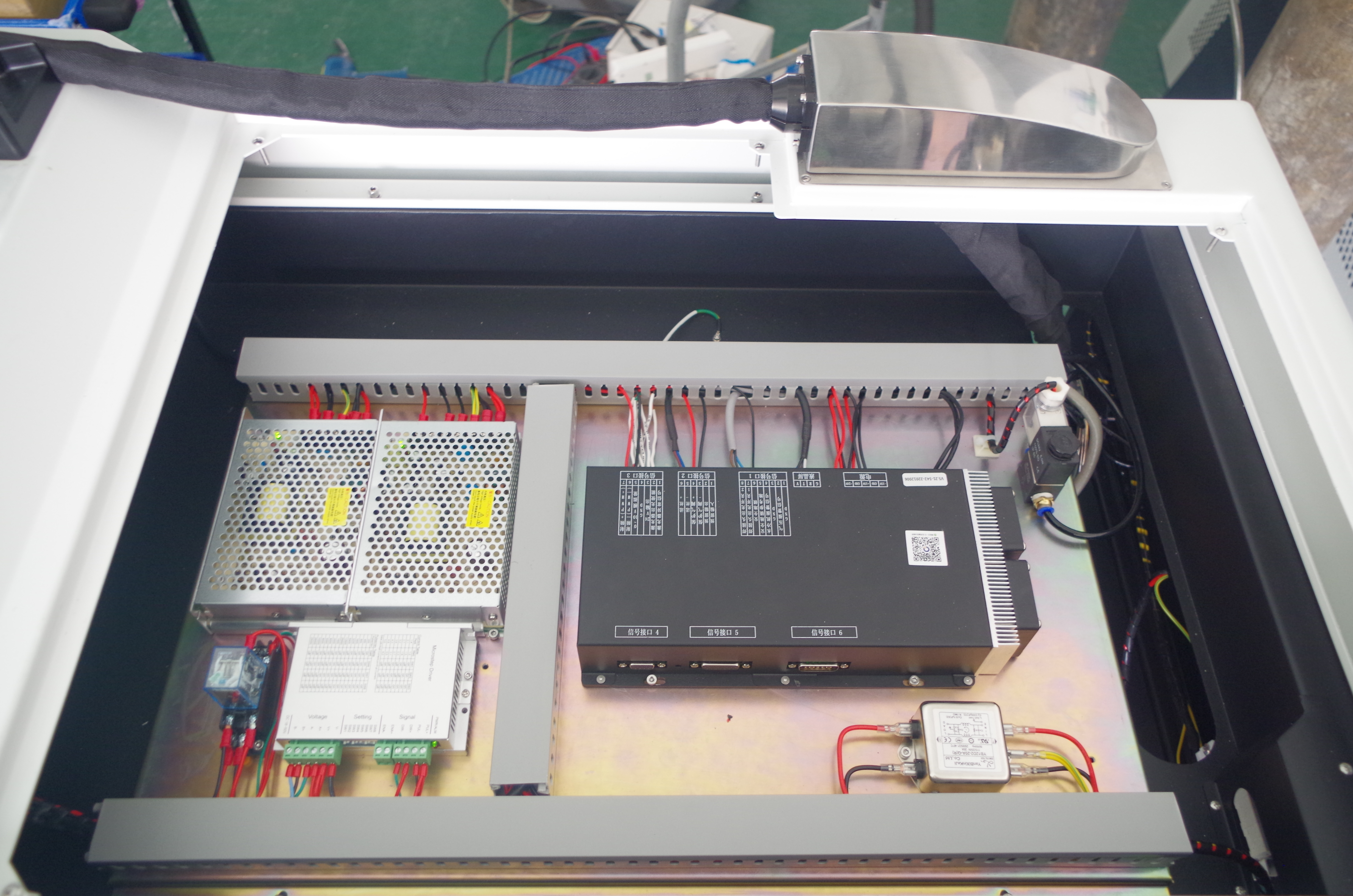 เครื่องเชื่อมเลเซอร์ 1000W 1500W 2000w 3000W มือถือโลหะแบบพกพาอลูมิเนียมสแตนเลสไฟเบอร์เลเซอร์เครื่องเชื่อม