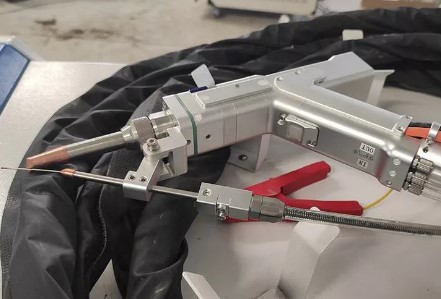 เครื่องเชื่อมเลเซอร์ 1000W 1500W 2000w 3000W มือถือโลหะแบบพกพาอลูมิเนียมสแตนเลสไฟเบอร์เลเซอร์เครื่องเชื่อม